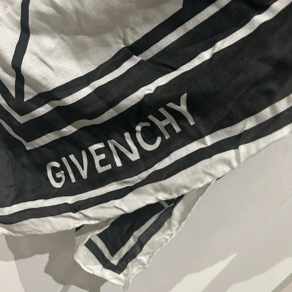 Givenchy scarf - Picture 2 of 3